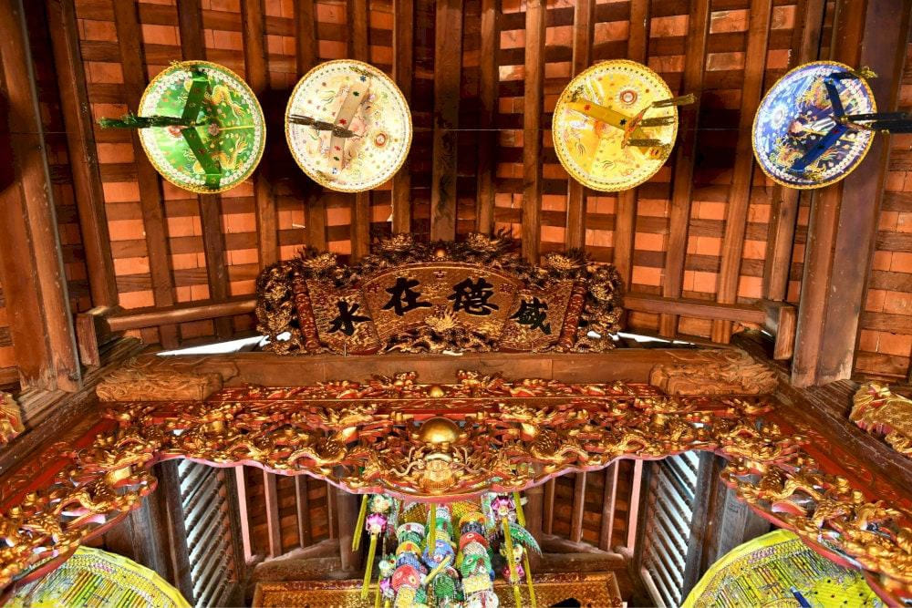 Các thanh xà được soi chỉ và chạm khắc hoa văn lá lật cách điệu, mang đến vẻ thanh thoát (Nguồn: Đền Lảnh Giang)